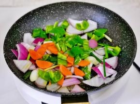 另起油锅+小葱段、洋葱、青椒、胡萝卜翻炒。