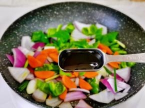 加入一勺蚝油翻炒1分钟。