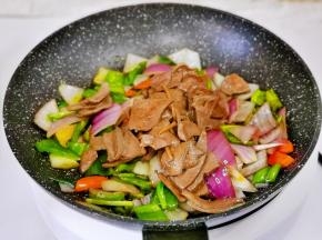 倒入煸炒过的猪肝。