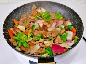 大火快速翻炒均匀出锅。