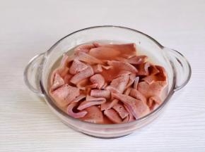 准备洗净切片，加盐泡冷水，将血水泡出。