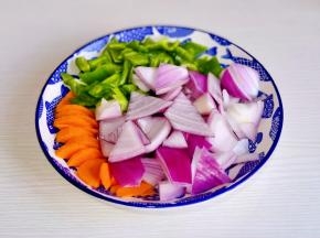 配菜洗净切块。