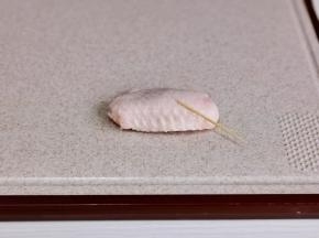 鸡翅洗净用牙签戳孔。