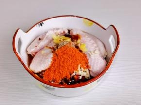 加入姜丝，蒜末，料酒，生抽，蚝油，椒盐粉，桂花蜂蜜，奥尔良烤翅料。