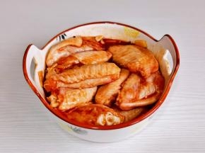 抓拌均匀，腌制2小时以上。