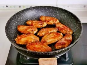 煎至两面金黄，煎至过程中需要不停的翻面。