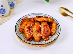 鸡翅煎熟后倒掉多余的油，撒上熟白芝麻即可食用。