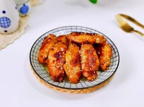 鸡翅煎熟后倒掉多余的油，撒上熟白芝麻即可食用。