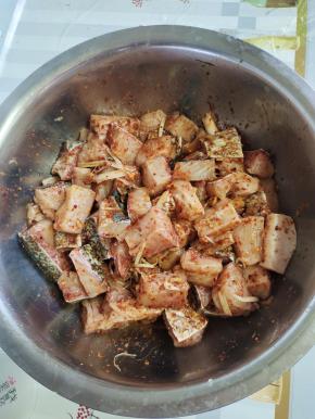 新鲜的鲢鱼（或者草鱼）清洗干净，切成小块，放入葱，姜丝，花椒，盐，胡椒粉，白酒，生抽，辣椒面翻拌均匀腌制30分钟！再放一勺食用油抓拌均匀！这样晒的时候，不会有苍蝇叮！