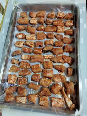 腌制好的鱼块整齐的码在大铁盘子里！