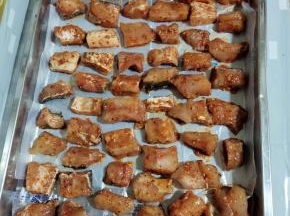 腌制好的鱼块整齐的码在大铁盘子里！