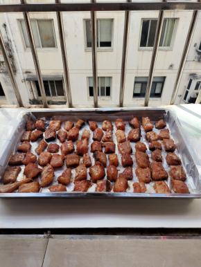 放在阳台上晾晒两天！（阳光好的天气晾晒一天即可！）