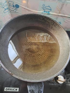 起锅烧油，烧至油温五成热！