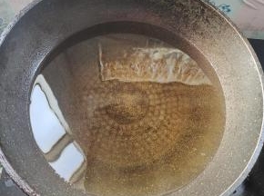 起锅烧油，烧至油温五成热！