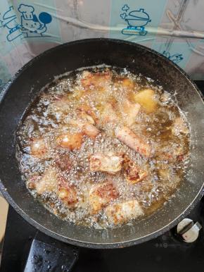 放入鱼块，不要动它，用中火炸！