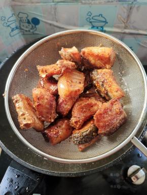 鱼块变色了就翻面继续炸！炸至鱼块金黄酥脆即可捞出控油！