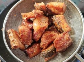 鱼块变色了就翻面继续炸！炸至鱼块金黄酥脆即可捞出控油！