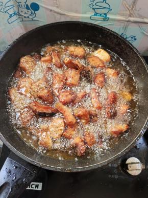 油温升高，再次把炸好的鱼块放进去，复炸一遍，鱼块会更酥脆！