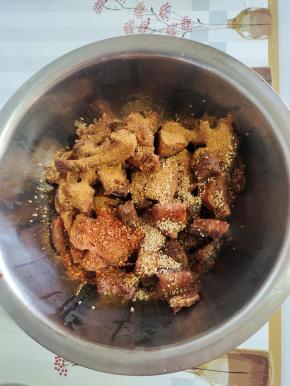 放入适量的辣椒面，熟白芝麻，烧烤料翻拌均匀，这样又香又脆更好吃！