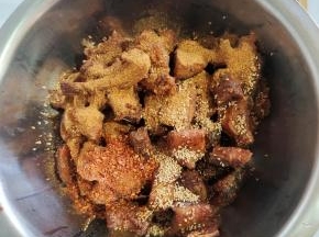 放入适量的辣椒面，熟白芝麻，烧烤料翻拌均匀，这样又香又脆更好吃！