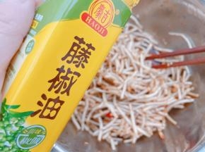 再加入豪吉藤椒油，藤椒油不会麻只是香味浓郁，用来凉拌简直一绝哦