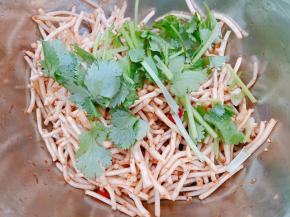 加入香菜段拌匀即可