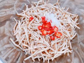 沥干水的折耳根放入盆里，加入小米辣酸，蒜末，白糖