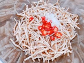 沥干水的折耳根放入盆里，加入小米辣酸，蒜末，白糖