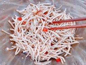 淋上红油辣椒和芝麻油