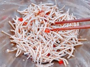 淋上红油辣椒和芝麻油