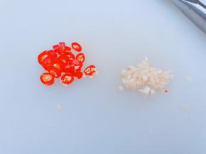 小米辣切圈，大蒜切末