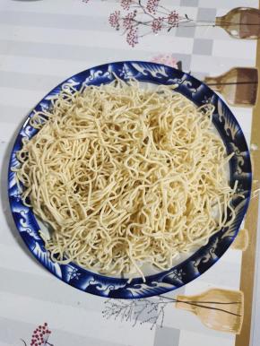 超市里买的现成的碱面！（也可以自己去压面店买鲜碱面，回家水开下锅煮2分钟左右捞出沥干水分，放在案板上，倒入适量的食用油，翻拌均匀，抖散，摊开，晾凉！装在冰箱冷藏保存！随吃随取！）