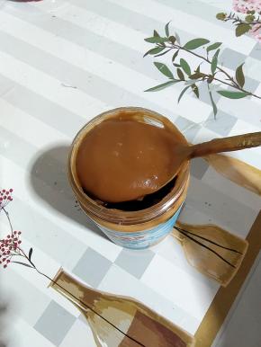 碗中放入2勺四季宝花生酱、2勺生抽、1勺香油、1勺白糖，盐1克，鸡精1勺，用勺子搅拌均匀至花生酱汁柔滑细腻!(用的是图片上的勺子量的量，刚好够我和孩子们三个人吃!)