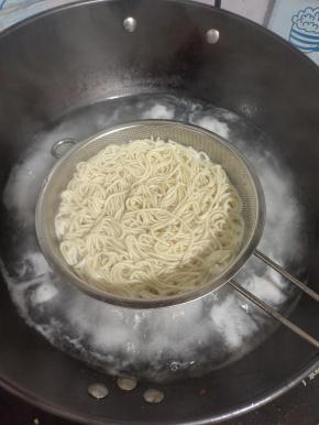 水烧开，放入碱面煮一分钟左右即可！（放入碱面，水再次烧开就可以了！碱面本身就是熟的，不要煮的太久，粘在一起不好吃！）