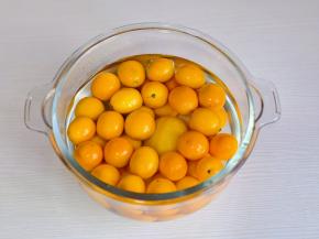 金桔，柠檬冲洗净倒入盆中，加水。