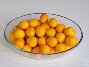 捞出去掉金桔的蒂。