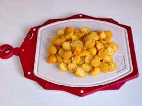 全部切好，籽不用去掉。