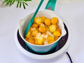 全程小火慢熬至冰糖融化，挤入柠檬汁。（不用加水哈）