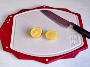 柠檬对半切开。