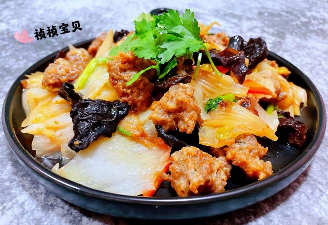 白菜胡萝卜木耳炒肉丸