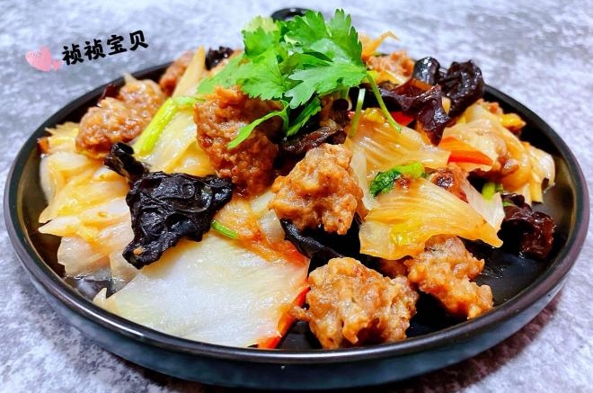 白菜胡萝卜木耳炒肉丸