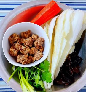 准备原材料白菜梗、胡萝卜、泡发好的木耳、香菜、炸猪肉丸