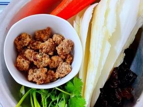 准备原材料白菜梗、胡萝卜、泡发好的木耳、香菜、炸猪肉丸