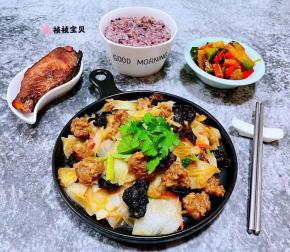 搭配一碗杂粮米饭、秘制三文鱼、凉拌小萝卜咸菜一起吃才叫完美