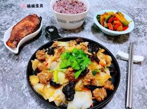 搭配一碗杂粮米饭、秘制三文鱼、凉拌小萝卜咸菜一起吃才叫完美