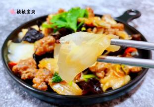 白菜梗入口脆嫩略带醋溜酸酸的口感特别爽口