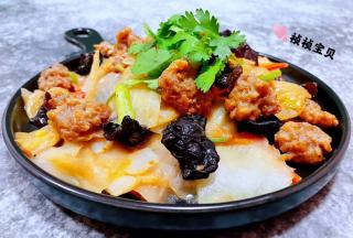 鲜美可口的白菜胡萝卜木耳炒肉丸装入盘中就大功告成了