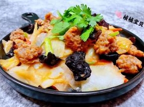 鲜美可口的白菜胡萝卜木耳炒肉丸装入盘中就大功告成了