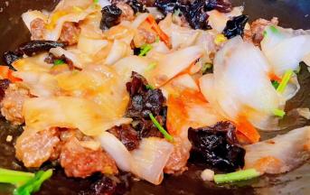 所有食材都入味淋上水淀粉勾芡成透明状最后淋上香油撒上香菜提鲜即可出锅享用