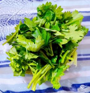 香菜去根洗净切成大小均匀的小段